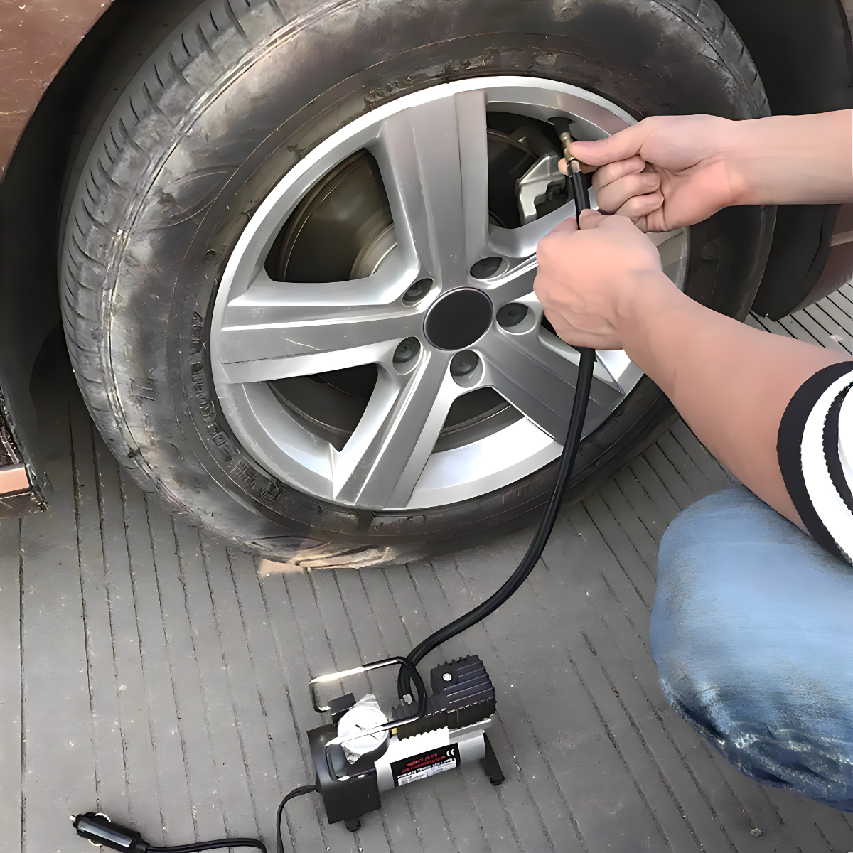 Prenosivi Mini Kompresor za Gume 12V – Vaš Spas na Putu